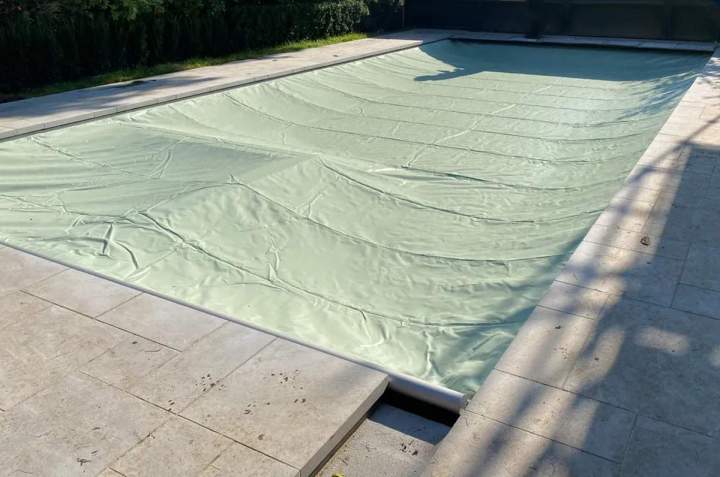 Installation de bâche de piscine Montréal