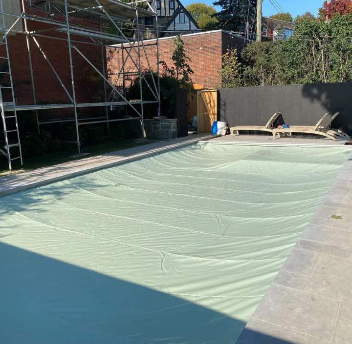 Préparez votre piscine pour l’hiver : installation rapide de couverture de sécurité.